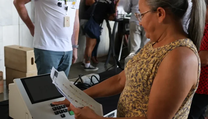 Candidatos À Presidência em Agenda Dividida Entre Eventos e Contato com Eleitores