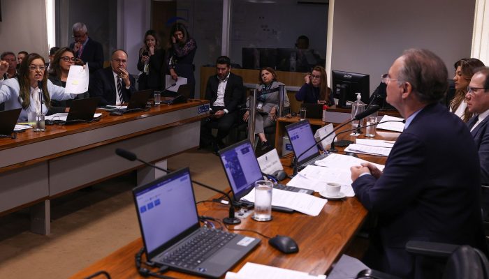Senadores Cobram Transparência Sobre Socorro Bilionário ao BRB