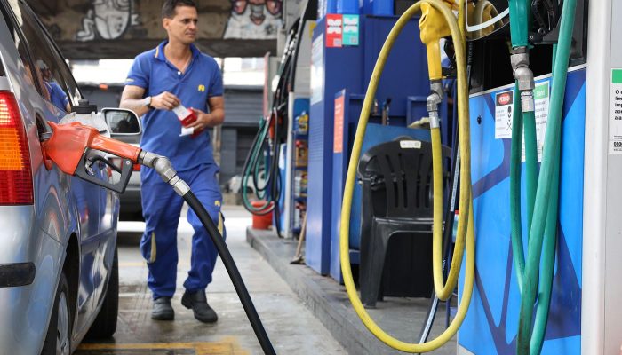 Vendas do Comércio Caem 1,5% em Abril com Impacto de Combustíveis
