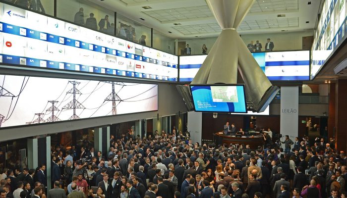 Ibovespa Supera 174 Mil Pontos com Aposta em Corte da SELIC; Dólar Cai