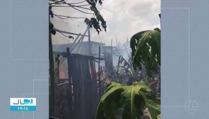 Duas casas são atingidas por incêndio no bairro do Barreiro, em Belém