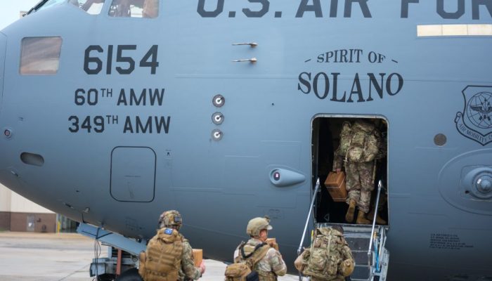 Militares dos EUA Chegam À Venezuela para Auxiliar em Resgates Após Terremotos