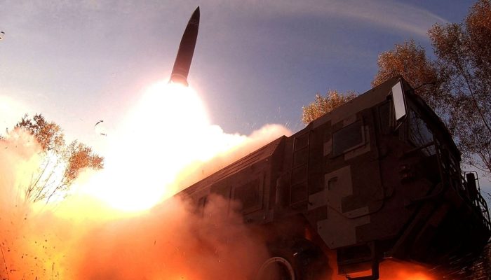 Coreia do Norte Dispara Míssil Balístico em Direção ao Mar