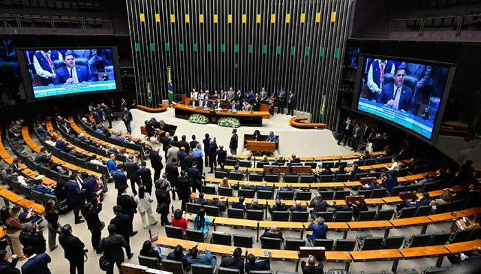 Senadores em Busca de Novos Ares: a Dança das Cadeiras em Brasília