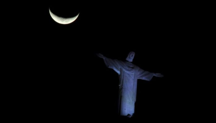 20.jul.2015 - Cristo Redentor, no Rio de Janeiro, com a Lua crescente ao fundo, em vista do bairr...