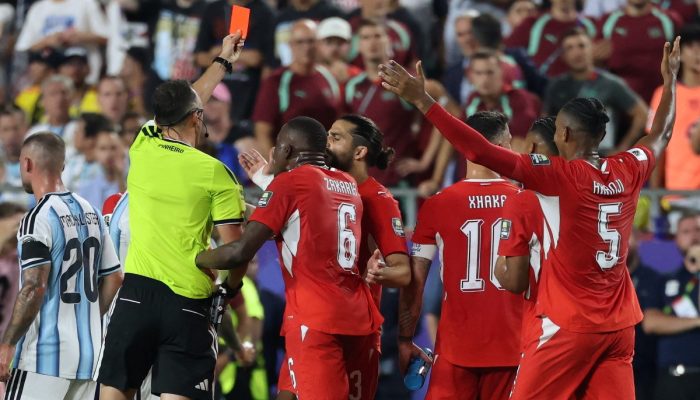VAR Desfaz Falta, Expulsa Atacante Suíço e Expõe a Teia da Copa