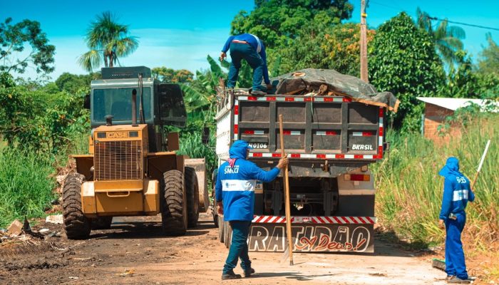 Acao-de-limpeza-no-bairro-Recanto-dos-Buritis-7-e1763567562452