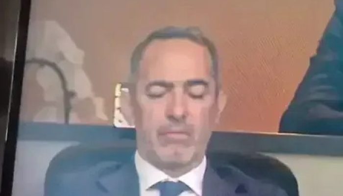 Campeão do Mundo Viraliza em Suposta Soneca em Jogo da Copa