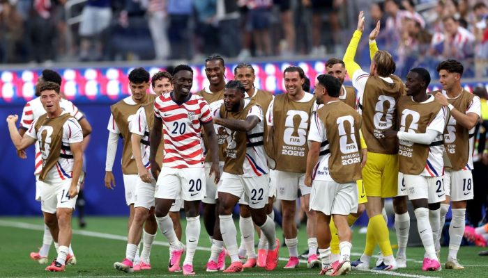 EUA Goleia Paraguai com Gols de Brasileiros na Copa
