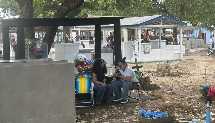 Fiéis visitam o Cemitério Municipal de Santana no Dia de Finados para homenagear entes queridos...