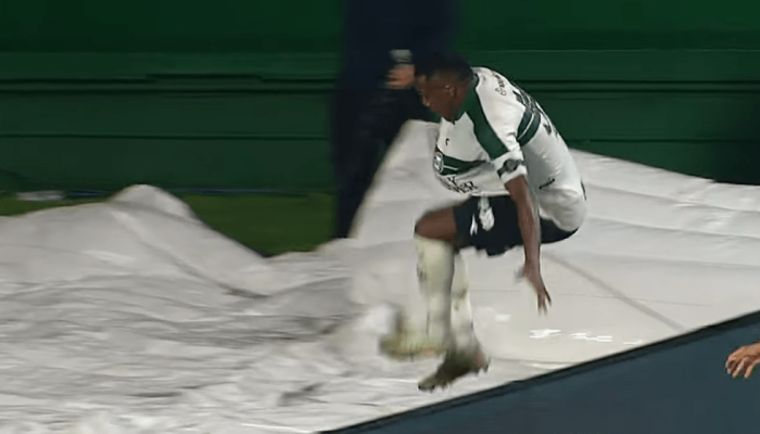 Jogador do Coritiba Cai em Buraco Após GOL Anulado