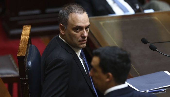 Chefe de Gabinete de Milei Renuncia em Meio a Acusações de Corrupção