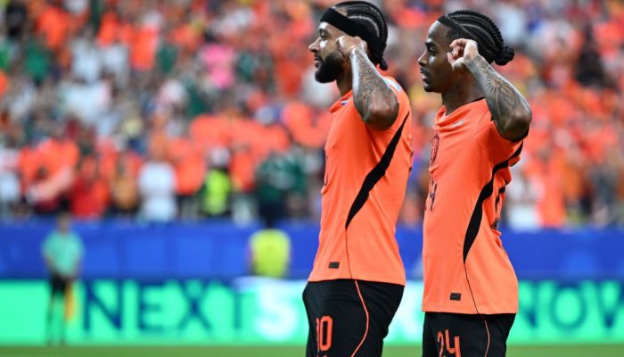 Holanda Goleia Suécia com Assistência de Depay