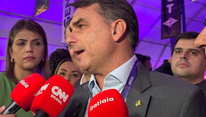 Flávio Bolsonaro Nega Pedido de Dinheiro e Critica Zema
