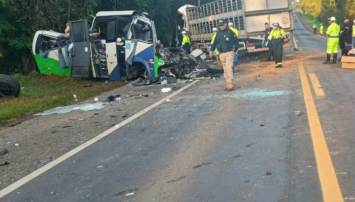 Tragédia no Paraná: 23 Mortos em Colisão Frontal de Ônibus e Carreta