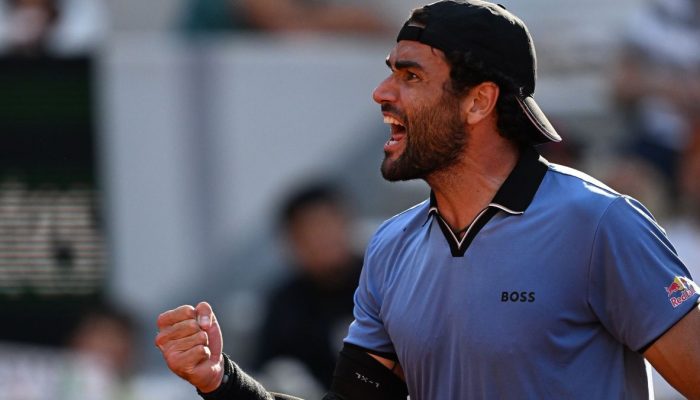 Trio Italiano Busca Semifinal de Roland Garros Após Queda de Sinner