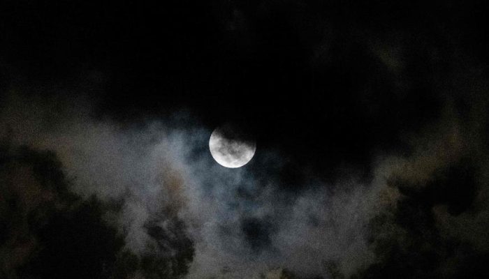 17.set.2024 - Céu com eclipse parcial da Lua Imagem: Federico Parra/AFP