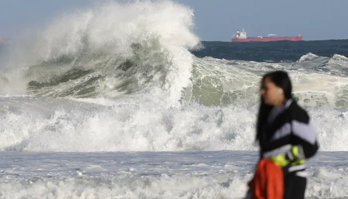 Mar Revolto no Litoral do Rio com Ondas de Até 2,5 Metros