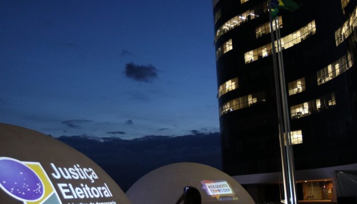 TSE Adia Decisão Sobre Pesquisa Eleitoral Controversa