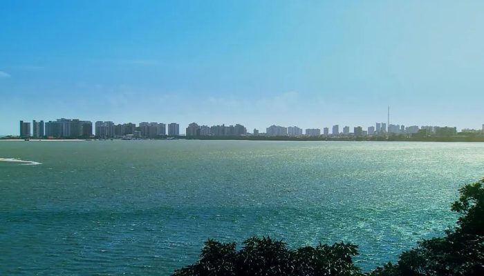 Visão da região da Ponta d'Areia, em São Luís, durante a maré alta e a maré baixa — Foto ...