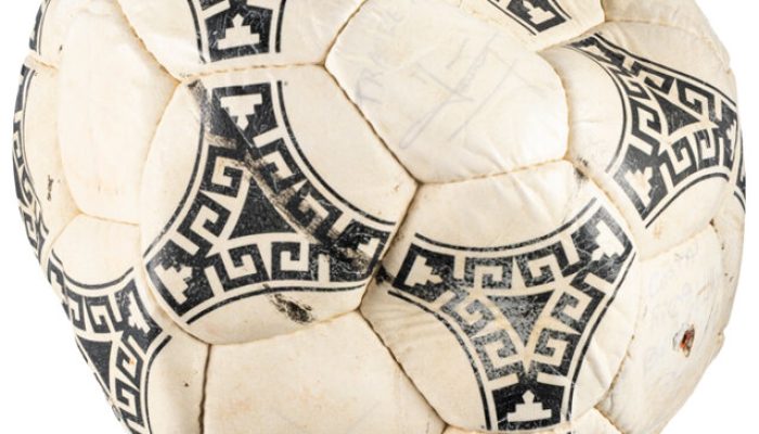 A Bola que Viu a Mão de Deus Tocar o Céu