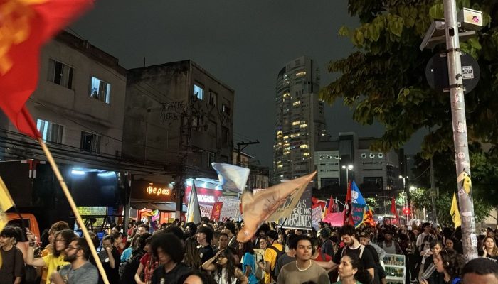 Estudantes da Amazônia Protestam Contra Cortes em Universidades
