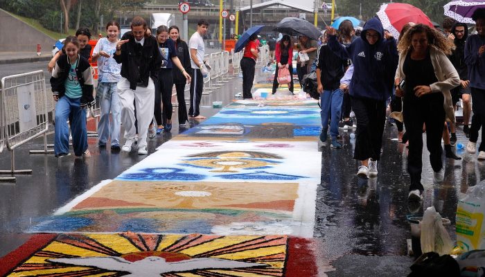 Fé e Arte no Asfalto: Fiéis Celebram Corpus Christi na Amazônia