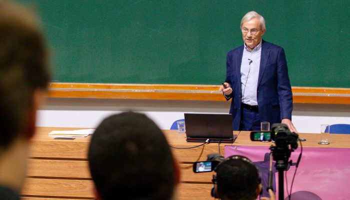 Nobel de Economia Vê IA Como Aliada, Não Vilã do Emprego